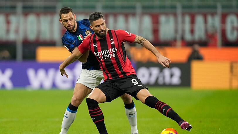 Olivier Giroud (r) vom AC Mailand kämpft mit Stefan de Vrij von Inter Mailand um den Ball.