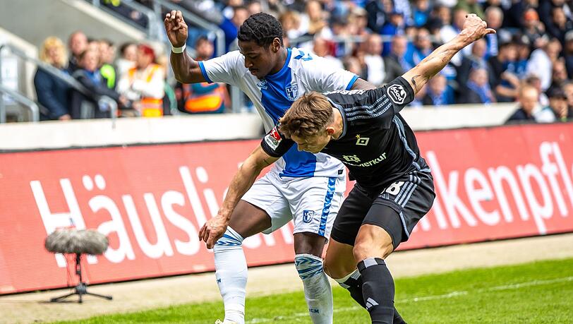 Miro Muheim (r) und der HSV trennten sich von Magdeburg 2:2.