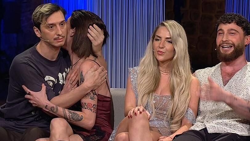 Das Wiedersehen strapaziert die Nerven von Jacob, Tessa, Emma und Umut (v.l.) Das Wiedersehen strapaziert die Nerven von Jacob, Tessa, Emma und Umut (v.l.)
