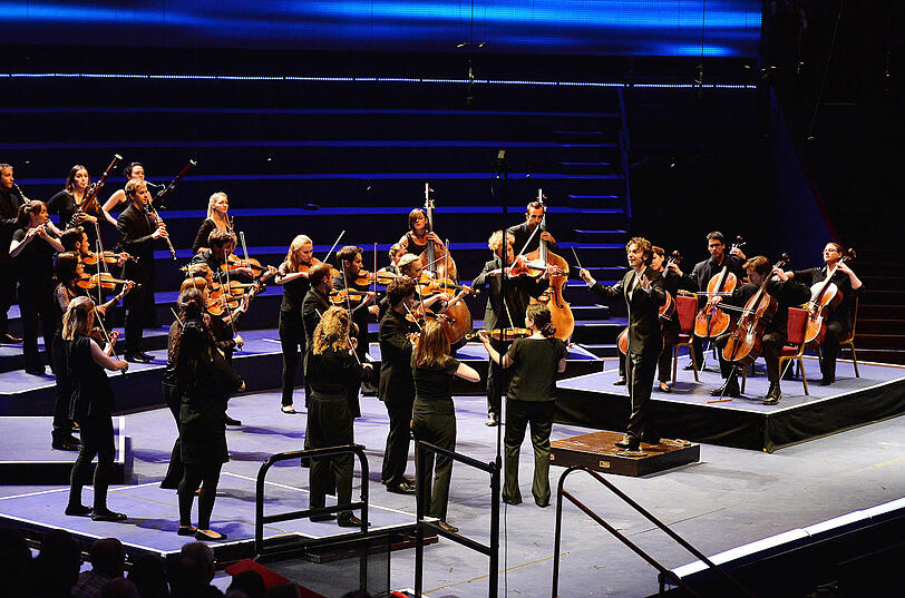Das Aurora Orchestra spielt ohne Noten im Stehen.