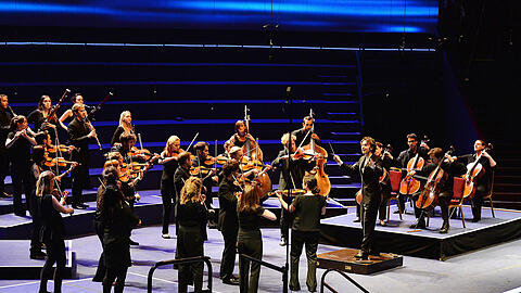 Das Aurora Orchestra spielt ohne Noten im Stehen.