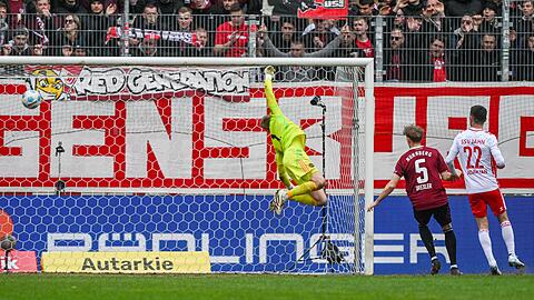 Jahn-Stürmer Noah Ganaus erzielt per Kopf das 2:1.