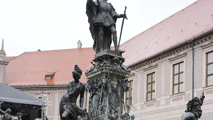 Umgeben von antiken Götterfiguren, lädt der Brunnenhof der Residenz zum Innehalten ein. Umgeben von antiken Götterfiguren, lädt der Brunnenhof der Residenz zum Innehalten ein.