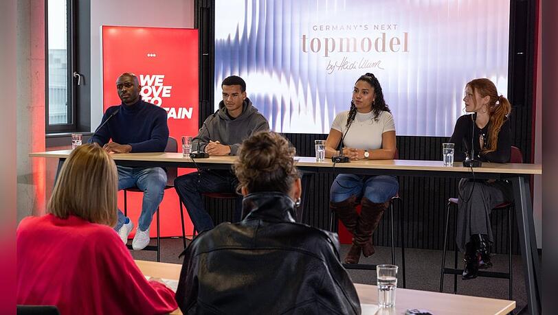 Im Pressetalk gefragt: Godfrey, Boureima, Daphne und Marlene (v.l.n.r.) Im Pressetalk gefragt: Godfrey, Boureima, Daphne und Marlene (v.l.n.r.)