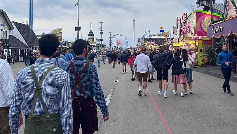 Grau in grau statt blau – so zeigt sich die Wiesn am Donnerstag. Grau in grau statt blau – so zeigt sich die Wiesn am Donnerstag.