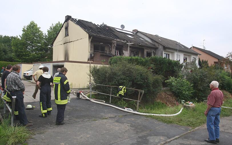 Vermutlich handelt es sich um ein Familiendrama:  Bei der Explosion zweier Reihenhaeuser in Winterhausen (Kreis Wuerzburg) sind in der Nacht zu Montag zwei Menschen getoetet worden. Die Bilder.
