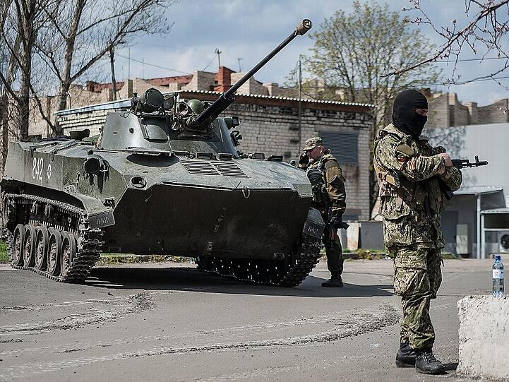 Pro-Russische Einheiten in Slawjansk im Osten der Ukraine - Regierungstruppen rücken auf die Stadt zu.