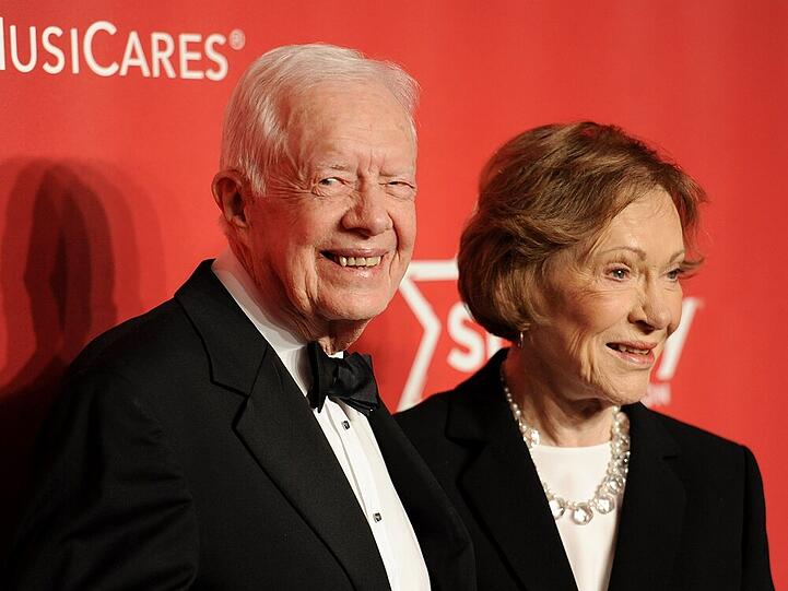 Jimmy Carter neben seiner Frau Rosalynn auf einer Veranstaltung im Februar