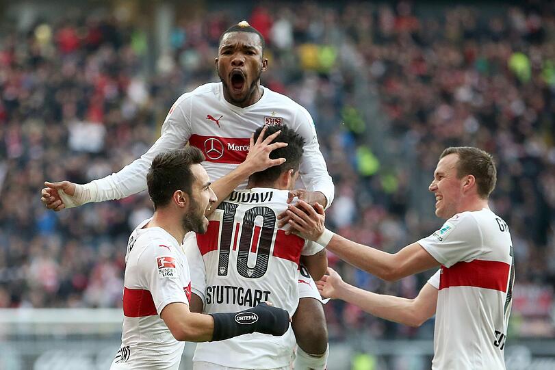 Stuttgarter Jubeltraube: Daniel Didavi (Mitte) mit seinen Kollegen Lukas Rupp, Serey Die und Kevin Großkreutz.