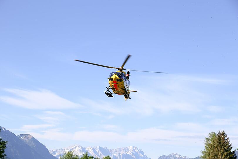 Der Autobahnabschnitt ist mit Schrott-Teilen übersät - die Bilder von der Unfallstelle auf der A95 Richtung Garmisch.