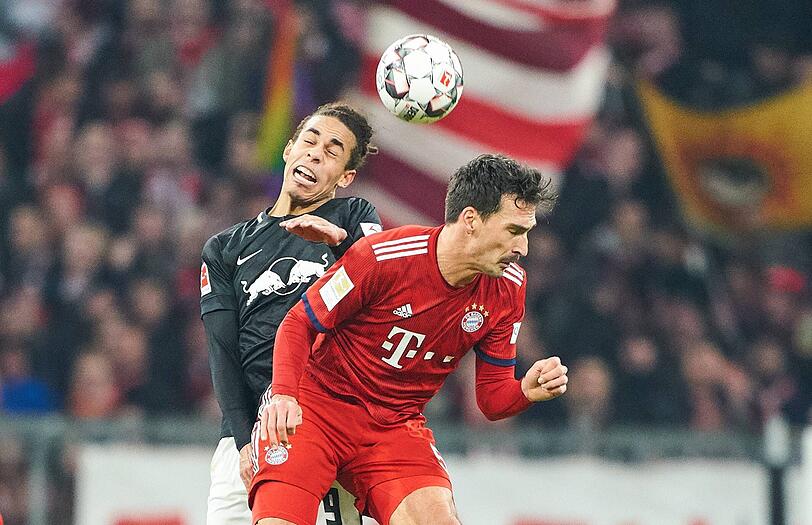 MATS HUMMELS - NOTE 3: Blieb in der Startelf, weil Boateng (Nerv im Rücken eingeklemmt) kurzfristig ausfiel und machte sein 100. Pflichtspiel für Bayern. Probierte es per Fernschuss (25.). Verlor das Kopfballduell gegen Upamecano (36.). Wirkte schon mal deutlich sicherer, auch im Spielaufbau.