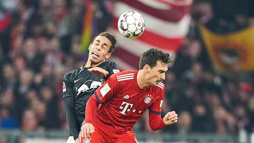 MATS HUMMELS - NOTE 3: Blieb in der Startelf, weil Boateng (Nerv im Rücken eingeklemmt) kurzfristig ausfiel und machte sein 100. Pflichtspiel für Bayern. Probierte es per Fernschuss (25.). Verlor das Kopfballduell gegen Upamecano (36.). Wirkte schon mal deutlich sicherer, auch im Spielaufbau. MATS HUMMELS - NOTE 3: Blieb in der Startelf, weil Boateng (Nerv im Rücken eingeklemmt) kurzfristig ausfiel und machte sein 100. Pflichtspiel für Bayern. Probierte es per Fernschuss (25.). Verlor das Kopfballduell gegen Upamecano (36.). Wirkte schon mal deutlich sicherer, auch im Spielaufbau.