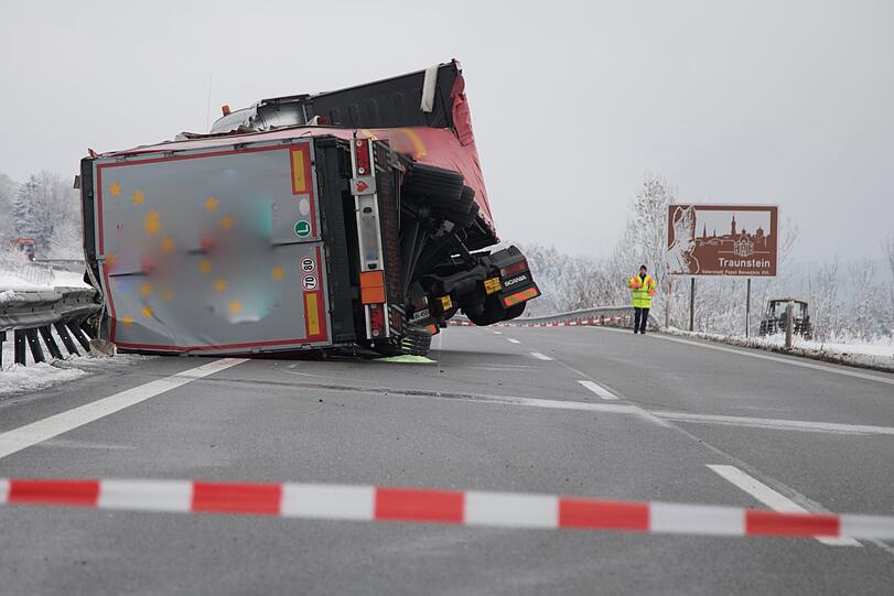 Bei dem Unfall auf der A8 ist ein Lastwagen mit teilweise entzündlichen Stoffen umgekippt. Die Bergungsarbeiten dauerten mehrere Stunden an.