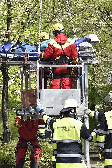 Die Feurwehr musste den Patienten mit schwerem Gerät aus der Wohnung transportieren.