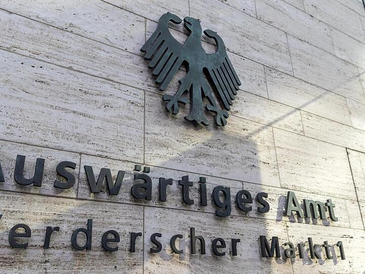 Das deutsche Wappen und der Schriftzug "Auswärtiges Amt / Werderscher Markt 1" sind an einer Außenwand am Eingang zum Auswärtigen Amt angebracht. Foto: Monika Skolimowska/dpa-Zentralbild/dpa/Archivbild
