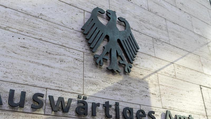 Das deutsche Wappen und der Schriftzug "Auswärtiges Amt / Werderscher Markt 1" sind an einer Außenwand am Eingang zum Auswärtigen Amt angebracht. Foto: Monika Skolimowska/dpa-Zentralbild/dpa/Archivbild Das deutsche Wappen und der Schriftzug "Auswärtiges Amt / Werderscher Markt 1" sind an einer Außenwand am Eingang zum Auswärtigen Amt angebracht. Foto: Monika Skolimowska/dpa-Zentralbild/dpa/Archivbild