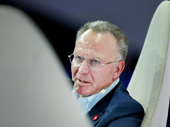 Karl-Heinz Rummenigge, Vorsitzender von Bayern München, beantwortet auf der Spobis Fragen eines Moderators. Foto: Roland Weihrauch/Archiv