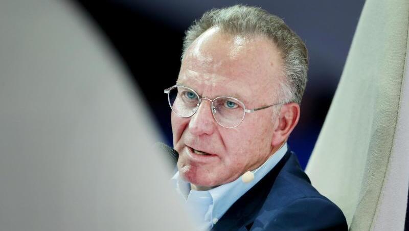 Karl-Heinz Rummenigge, Vorsitzender von Bayern München, beantwortet auf der Spobis Fragen eines Moderators. Foto: Roland Weihrauch/Archiv Karl-Heinz Rummenigge, Vorsitzender von Bayern München, beantwortet auf der Spobis Fragen eines Moderators. Foto: Roland Weihrauch/Archiv
