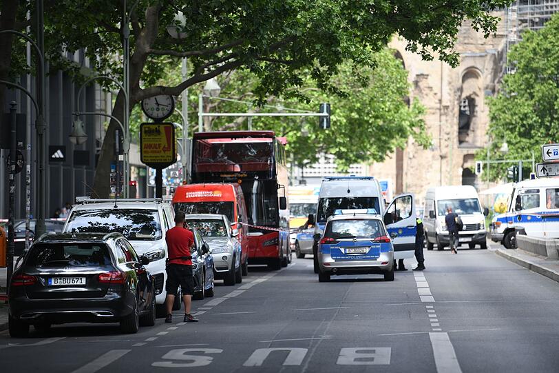 Polizei und Feuerwehr sind mit einem Großaufgebot vor Ort – das Gebiet um die Gedächtniskirche wurde abgesperrt.