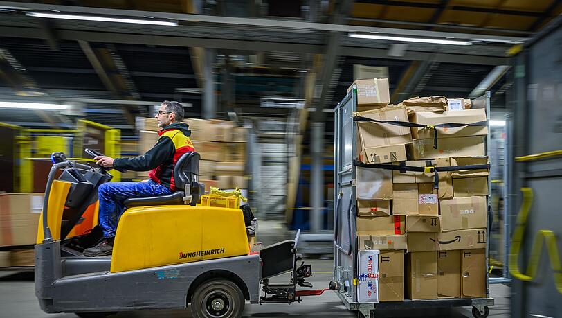 Pakete in einem DHL-Zentrum - manche Sendung wird künftig teurer.