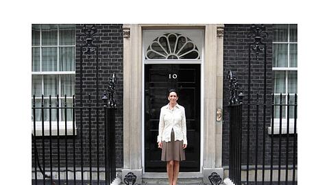 Die Epstein-Vertraute Maxwell lie&szlig; sich auch vor dem britischen Regierungssitz in London fotografieren.