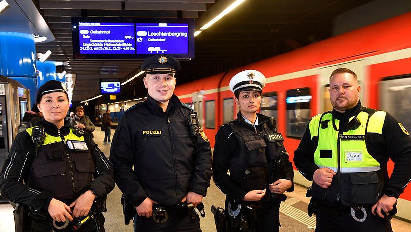"Helfer sind fast immer in der N&auml;he" &ndash; wie Einsatzkr&auml;fte von Polizei,  U-Bahnwache oder Sicherheitskr&auml;fte der Deutschen Bahn. Darauf macht die Info-Kampagne "Sicher unterwegs" von Polizei und MVG aufmerksam.