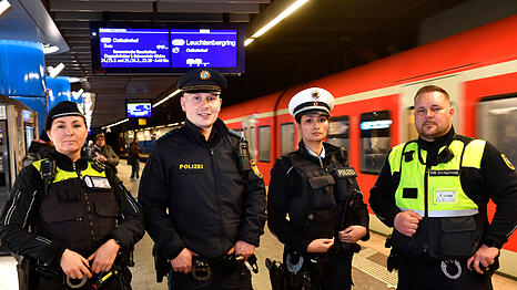 "Helfer sind fast immer in der N&auml;he" &ndash; wie Einsatzkr&auml;fte von Polizei,  U-Bahnwache oder Sicherheitskr&auml;fte der Deutschen Bahn. Darauf macht die Info-Kampagne "Sicher unterwegs" von Polizei und MVG aufmerksam.
