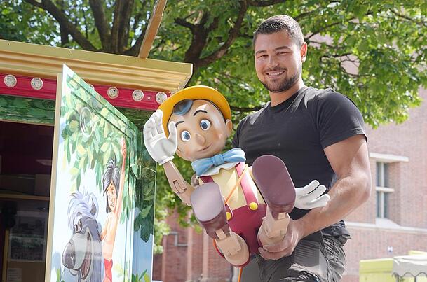 Kevin Kraus beim Aufbau: Zu seinem Kinderkarussell gehört auch eine Pinocchio-Figur. Kevin Kraus beim Aufbau: Zu seinem Kinderkarussell gehört auch eine Pinocchio-Figur.