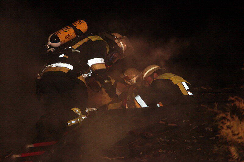 Zu einem Garagenbrand in Dörfl wurden mehrere Feuerwehren alarmiert. Das Feuer ist vermutlich im Dachbereich der Garage ausgebrochen und griff auf das Wohnhaus über.