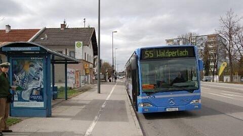 Ein stark alkoholisierter Mann hat am Samstag einen Münchner Busfahrer serbischer Herkunft angegriffen und übelst beschimpft. Er beschädigte auch den Bus und wurde festgenommen. (Symbolbild)