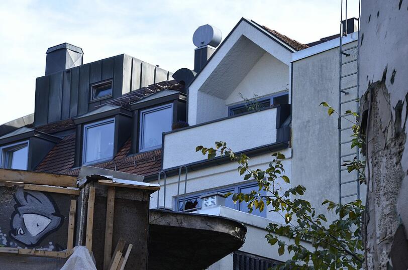 Schwabing am Tag nach der Bombensprengung: Die Spuren der Detonation sind deutlich zu erkennen, teilweise hat sie schwere Schäden verursacht. Derzeit werden die Schäden an den Gebäuden der Umgebung erfasst.