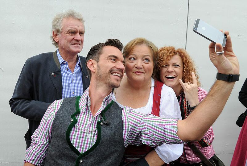Noch mehr Promis: der frühere Torhüter Sepp Maier (l-r), Schlagersänger Florian Silbereisen, Schauspielerin Marianne Sägebrecht und Sängerin Lucy Diakovska beim Selfie.