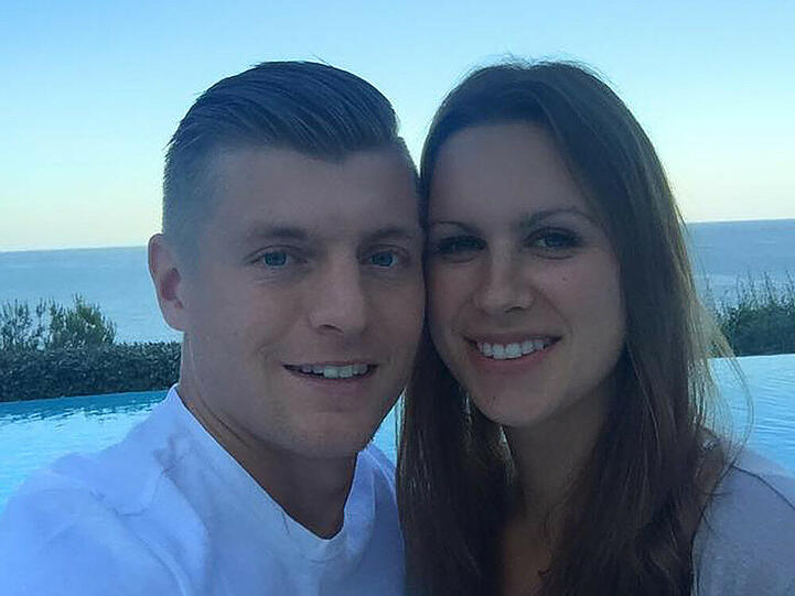 Das Ehepaar Kroos grüßt die Facebook-Fans aus den Flitterwochen