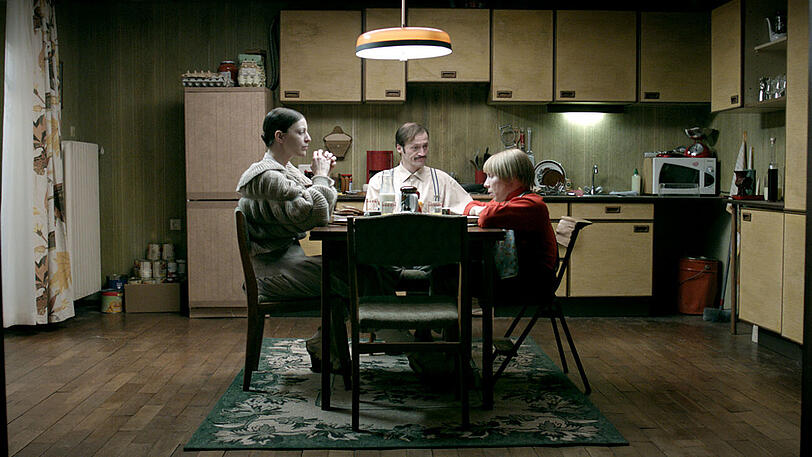 Beklemmende Familienidylle mit Oona von Maydell, David Scheller und Daniel Fripan in &bdquo;Der Bunker&ldquo;.
