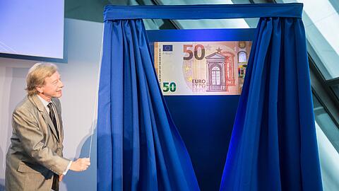 In der EZB-Zentrale: Direktoriumsmitglied Yves Mersch präsentiert die neue 50-Euro-Banknote.