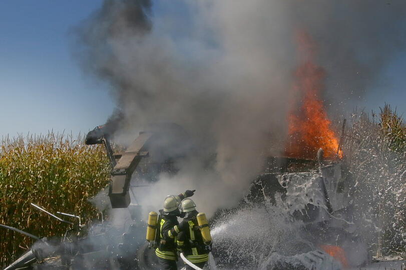 Der Maishäcksler fing Feuer, die anrückenden Wehren hatten den Brand schnell unter Kontrolle.