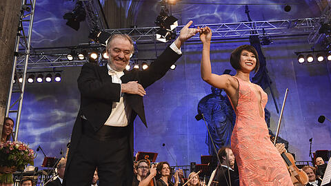 Hand aufs Herz und galant den Vortritt lassen: Valery Gergiev beim formvollendeten Umgang mit der stahlenden Yuja Wang auf der Feldherrnhallenbühne.