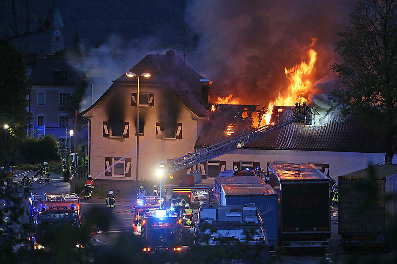 "Brandstiftung können wir ausschließen", hieß es seitens der Polizei. Ermittler sollen in dem einsturzgefährdeten Gebäude nach der Ursache des Feuers suchen. "Der Schaden beträgt mindestens mehrere Hunderttausend Euro", sagte die Polizeisprecherin.