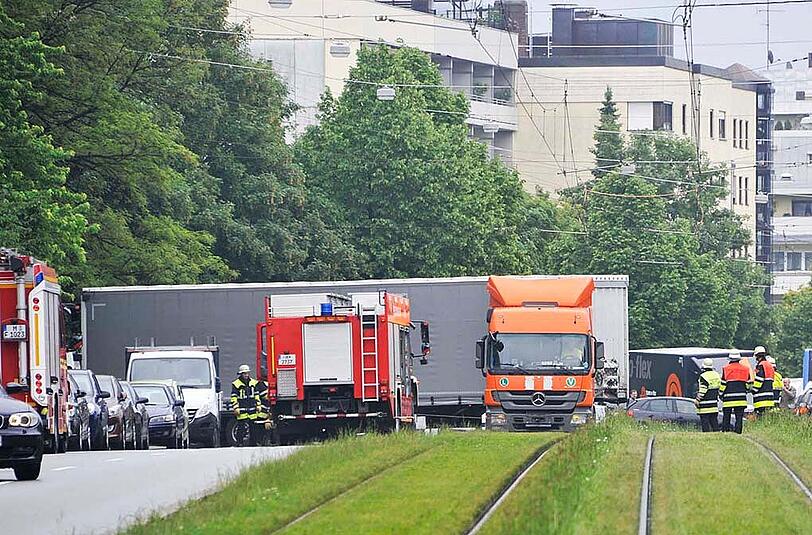 Zwei Lastwagen bleiben im matschigen Boden stecken - ein Verkehrschaos folgt. Die Bilder zum kuriosen Vorfall.