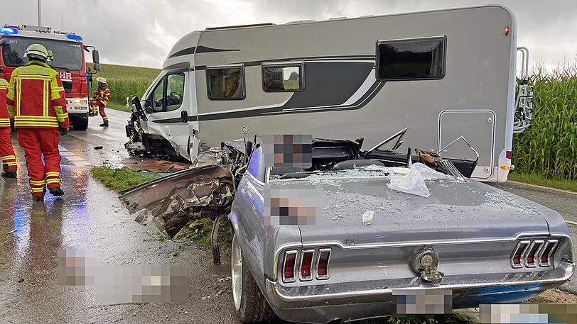 Der Fahrer des Mustang wurde schwer, die anderen Autofahrer leicht verletzt. Die Bilder.