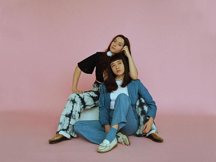 Kunstvoll-schräger Pop mit Noise verziert: Sima Cunnningham und Macie Stewart sind aus Chicago.