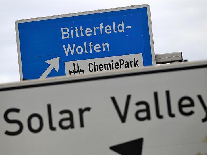 Das Schild "Solar Valley" ist an der Autobahn zu sehen. Foto: Jan Woitas/Archivbild