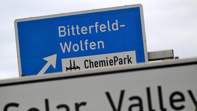 Das Schild "Solar Valley" ist an der Autobahn zu sehen. Foto: Jan Woitas/Archivbild Das Schild "Solar Valley" ist an der Autobahn zu sehen. Foto: Jan Woitas/Archivbild
