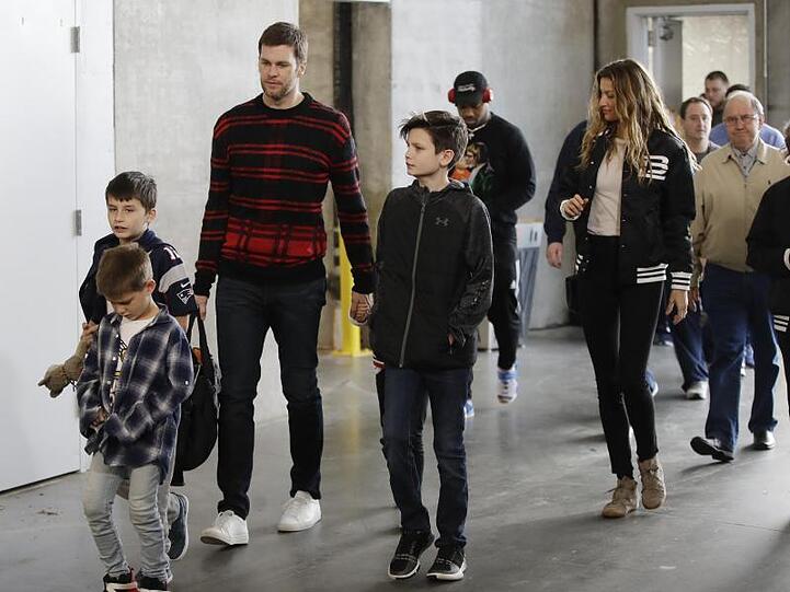 Tom Brady, seine Frau Gisele Bündchen und ihre Familie kommen in Atlanta an.