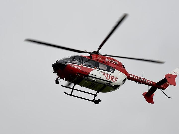 Ein Rettungshubschrauber fliegt am Himmel. Foto: Carsten Rehder/Archivbild