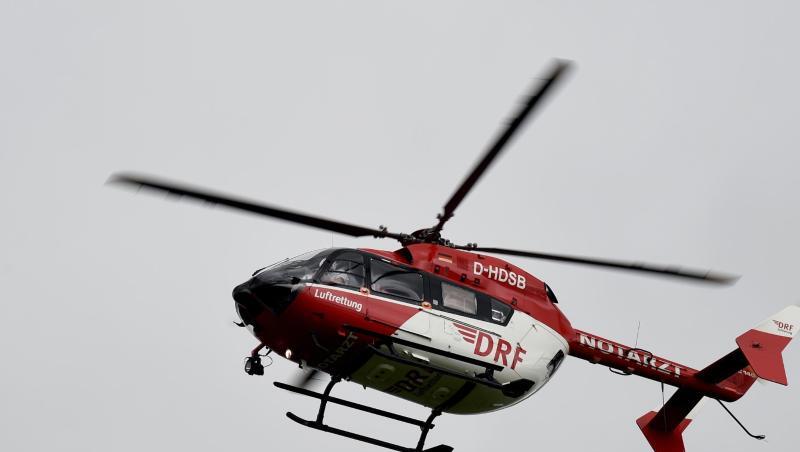 Ein Rettungshubschrauber fliegt am Himmel. Foto: Carsten Rehder/Archivbild Ein Rettungshubschrauber fliegt am Himmel. Foto: Carsten Rehder/Archivbild