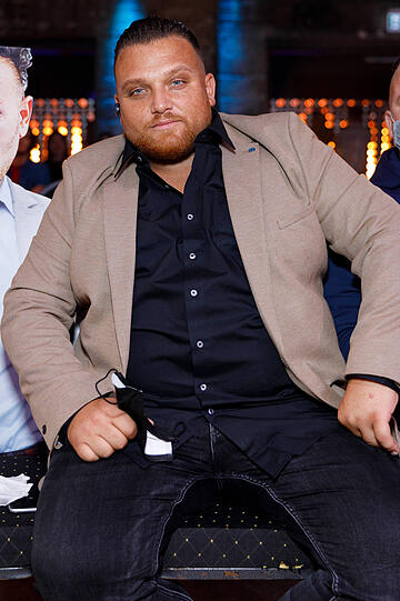 Menowin Fröhlich saß bereits mehrfach hinter Gittern. Der Ex-DSDS-Star wurde unter anderem wegen Körperverletzung und Verstoßes gegen Bewährungsauflagen verurteilt. 2022 folgte ein erneuter Schuldspruch wegen Fahrens ohne Führerschein und unter Alkoholeinfluss. Das Urteil lautete ein Jahr und zwei Monate Haft ohne Bewährung.