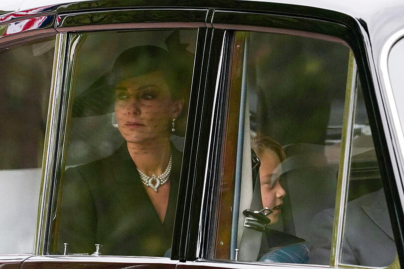 Kate (l), Prinzessin von Wales, und ihr Sohn Prinz George  kommen zum Staatsakt vor der Beisetzung von Königin Elizabeth II. in der Westminster Abbey.
