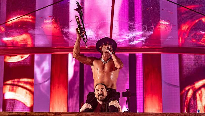 Steve Aoki (u.) und Timmy Trumpet (o.) brachten die Menge bereits 2022 zum Kochen.