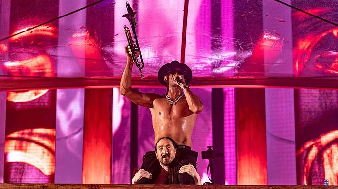 Steve Aoki (u.) und Timmy Trumpet (o.) brachten die Menge bereits 2022 zum Kochen.
